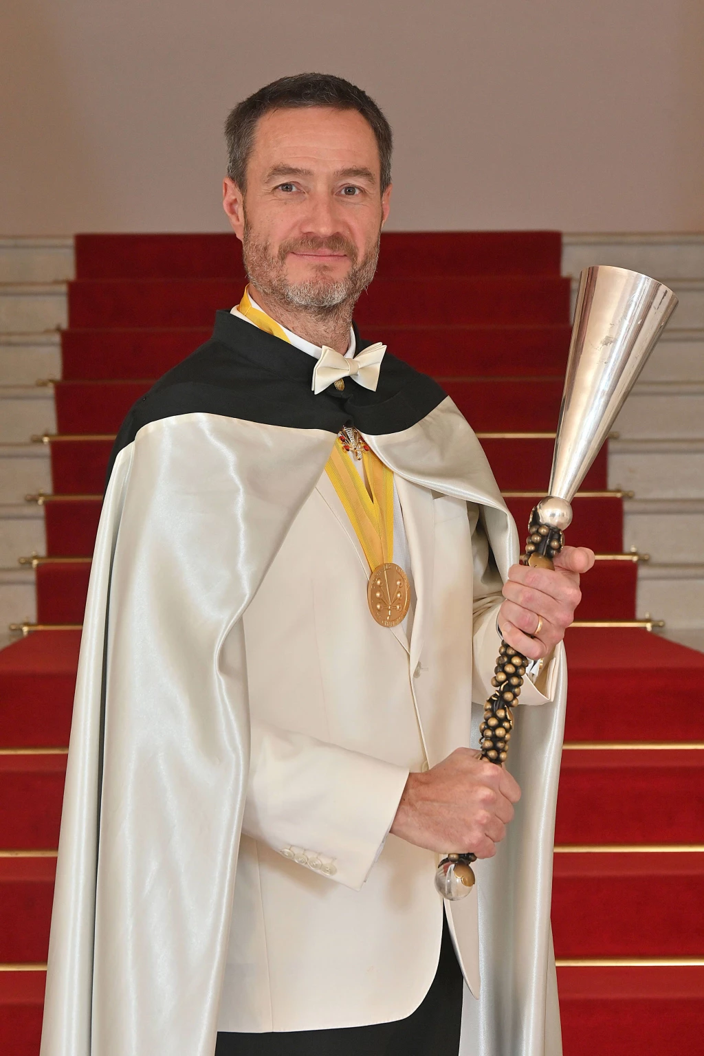 Photo du nouveau Commandeur de l'Ordre des Coteaux Champenois en tenu de cérémonie